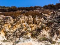 Unterschiedlich große Erosionsformen im steilen Erdhang